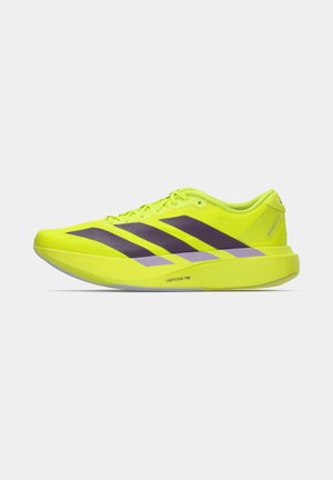 Chaussure de course jaune vif avec des rayures noires et le logo "LIGHTSTRIKE PRO" sur la semelle, vue de côté sur fond blanc.