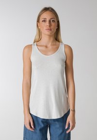 Sølvfarvet ærmeløs tanktop med en rund halsudskæring, lavet af et blødt, tekstureret stof. Den har en let buet kant og en tætsiddende silhuet.
