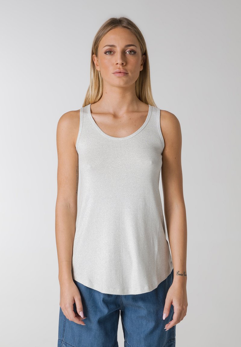 Sølvfarvet ærmeløs tanktop med en rund halsudskæring, lavet af et blødt, tekstureret stof. Den har en let buet kant og en tætsiddende silhuet.
