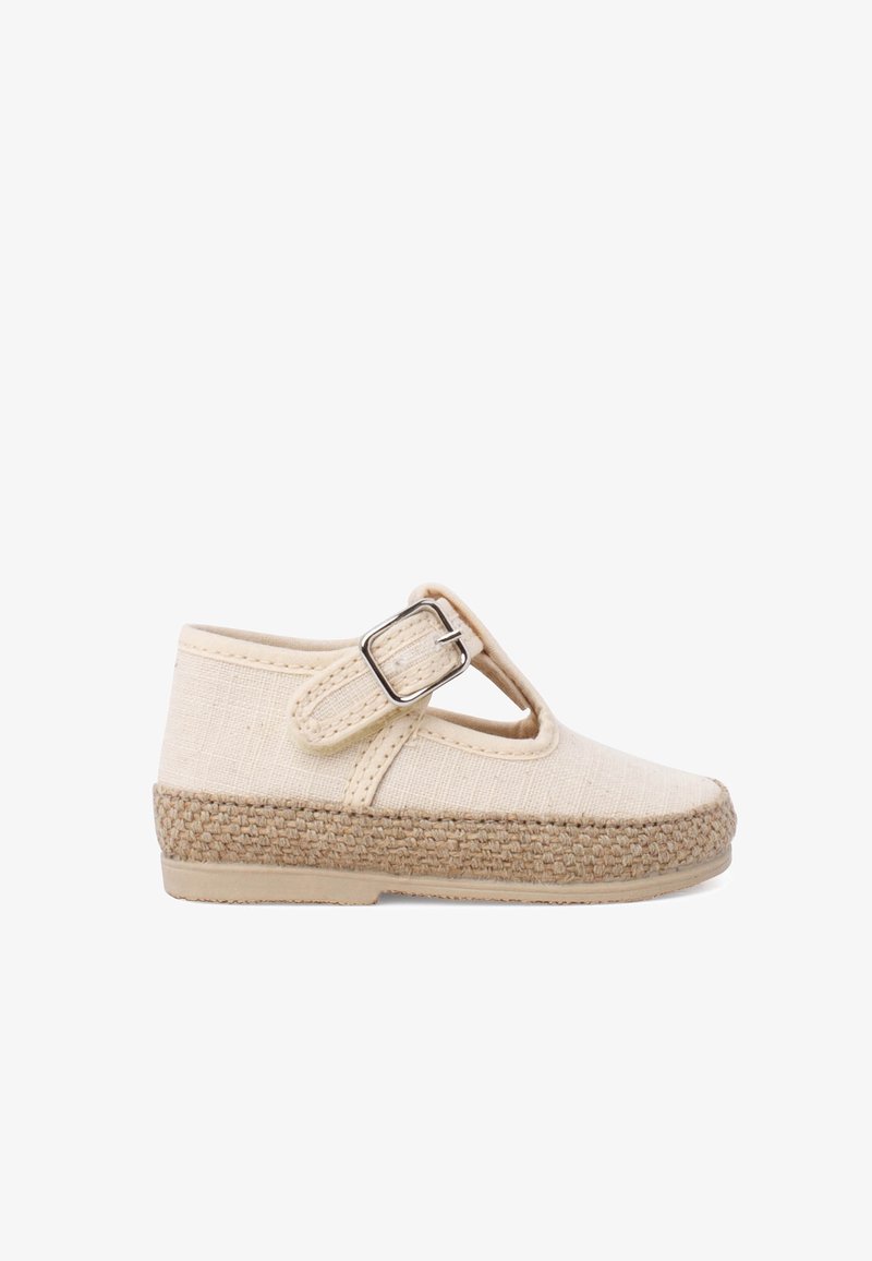 Chaussure pour enfant style Mary Jane beige avec semelle en jute tressé et bride réglable à boucle sur fond blanc.