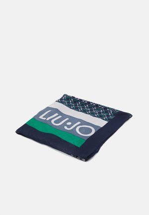 Écharpe rectangulaire pliée avec des rayures marine, vertes et blanches et un motif géométrique, avec un grand texte "LIU·JO" à l’avant.