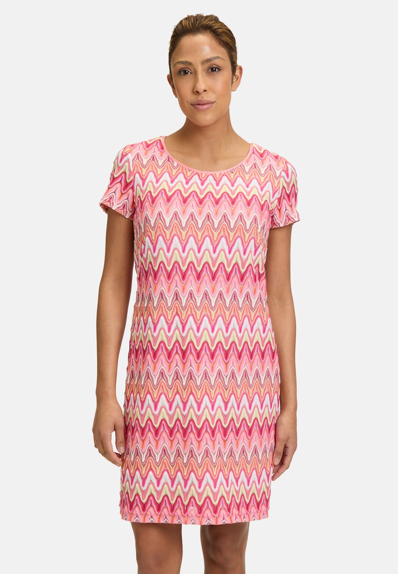 Kurzärmliges Kleid mit Zickzackmuster in verschiedenen Rosa-, Weiß- und Orangetönen. Weicher, leichter Stoff mit Rundhalsausschnitt.