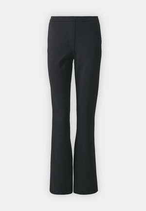 Zwarte uitlopende broek van soepel materiaal; heeft een vlakke voorkant zonder zakken en een getailleerde pasvorm die naar de zoom toe smaller wordt.