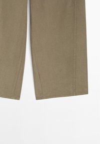 Pantalons larges couleur kaki en tissu mélangé coton, avec un ourlet droit, des coutures latérales et une texture subtile.