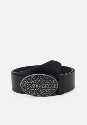 Cinturón de cuero negro con una hebilla ovalada que presenta patrones intrincados y en relieve, y un borde texturizado, diseñado para un ajuste seguro.