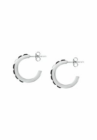 Silverhänken i form av ringar med svarta scalloped detaljer, med en säker postback-stängning. Slät yta med geometriska former.