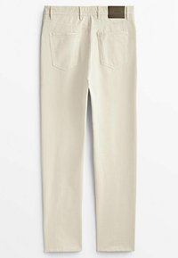 Beiga jeans med rak passform, bakfickor och en mörkbrun läderetikett på midjan, med en slät bomullstextur.