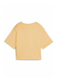 Kortærmet, cropped gul T-shirt lavet af blødt bomuldsstof. Har en rund halsudskæring og en løs, afslappet pasform.