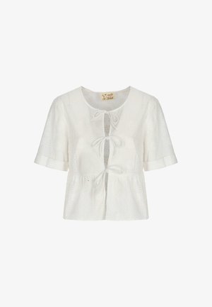 Blouse blanche à manches courtes en tissu ajouré, col rond, avec trois liens de fermeture à l'avant, présentant une taille légèrement froncée.