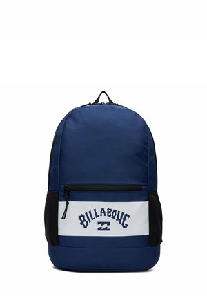 Marineblauwe Billabong rugzak met voorvak met ritssluiting, witte horizontale streep, zwarte mesh zijvakken en bovenste draaghengsel.