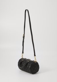 Schwarze gewobene Lederhandtasche, zylindrische Form mit abnehmbarem Schultergurt, goldene Hardware-Details und strukturierte Verzierungen.