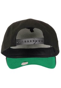 Schwarze Stoffmütze mit einem gebogenen grünen Schirm, ausgestattet mit einem Kunststoff-Snapback-Verschluss und einem weichen Innenfutter. Keine sichtbaren Logos oder Muster.