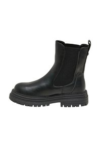Černé kožené kotníkové boty s elastickými bočními panely, poutkem a silnou, strukturovanou gumovou podrážkou s hlubokým vzorem.