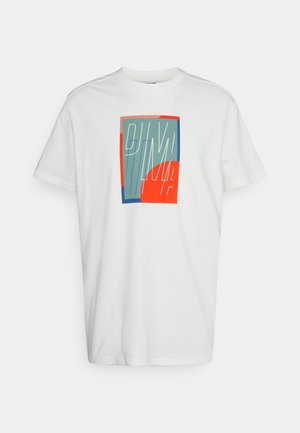 Hvid bomuld t-shirt med et geometrisk grafisk print i rød, teal og blå. Klassisk crew neck med korte ærmer.