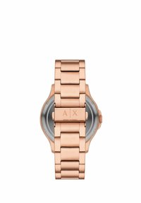 Orologio in oro rosa con cinturino metallico a maglie, dotato di un logo inciso sulla chiusura e di un design della cassa rotonda con un'estetica minimalista.