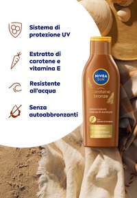 Bottiglia marrone di protezione solare NIVEA Sun Carotene Bronze; tappo dorato; le etichette presentano testo blu e bianco; finitura liscia e lucida; formula resistente all'acqua.