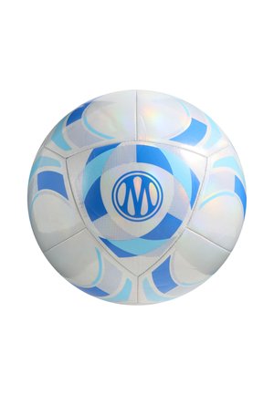 Balón de fútbol blanco y azul con un patrón geométrico y un logotipo central con una letra estilizada "M" en un círculo.