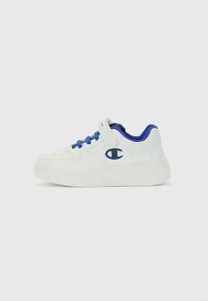 Baskets basses blanches avec des lacets bleus, doublure intérieure bleue, une bandoulière à boucle, et un logo "C" bleu sur le côté.