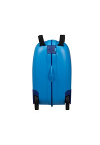 Valigia blu con ruote, dotata di un'esterno in plastica liscia, due cinghie nere e una zip viola. Presenta una parte superiore arrotondata e dettagli testurizzati.