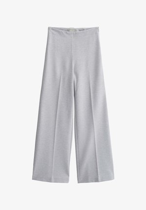 Φαρδύ παντελόνι σε ανοιχτό γκρι χρώμα με λείο ζωνάρι στη μέση και χωρίς ορατά κουμπώματα, κατασκευασμένο από απαλό, ρέον ύφασμα.