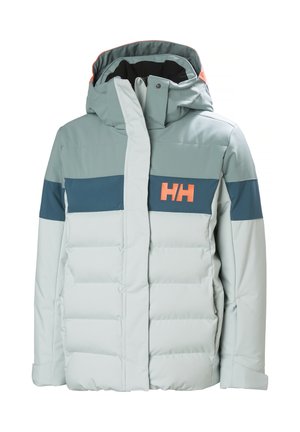 Chaqueta acolchada de color gris claro con capucha, que presenta una franja horizontal azul y un logo naranja. Textura suave con diseño de acolchado.
