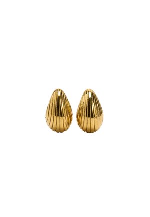 Złote kolczyki w kształcie muszli z pionowymi żebrowaniami i polerowanym wykończeniem, o kształcie łezki i gładkiej fakturze.