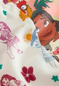 Baumwollstoff mit bunten, cartoonhaften Illustrationen. Zeigt Blumen, Figuren in traditioneller Kleidung und eine Sonne auf einem hellen Hintergrund.