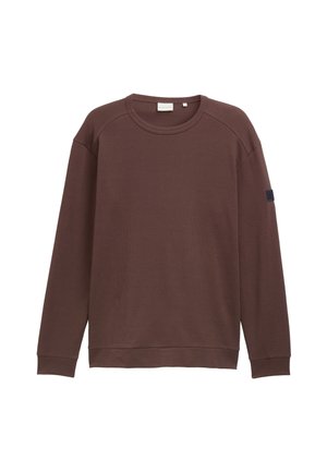 Sudadera marrón con cuello redondo, textura acanalada y mangas largas. Presenta un pequeño parche de tela azul marino en la manga izquierda. Material suave.