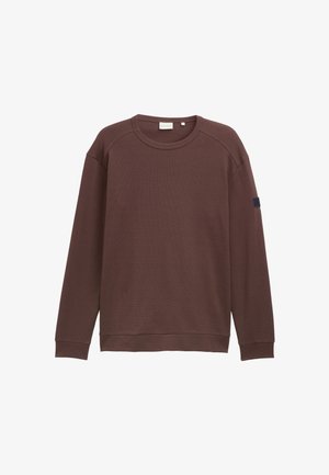 Sudadera marrón con cuello redondo, textura acanalada y mangas largas. Presenta un pequeño parche de tela azul marino en la manga izquierda. Material suave.