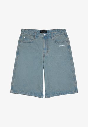 Calções de ganga azul claro com um corte largo, duas bolsos frontais e uma impressão de logotipo branco na perna esquerda. As bordas são cortadas à mão.