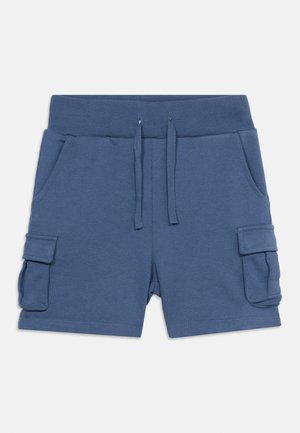 Μπλε βαμβακερά σορτς με ελαστική μέση, κορδόνι, πλευρικές τσέπες και τσέπες cargo με καπάκι σε κάθε πόδι.