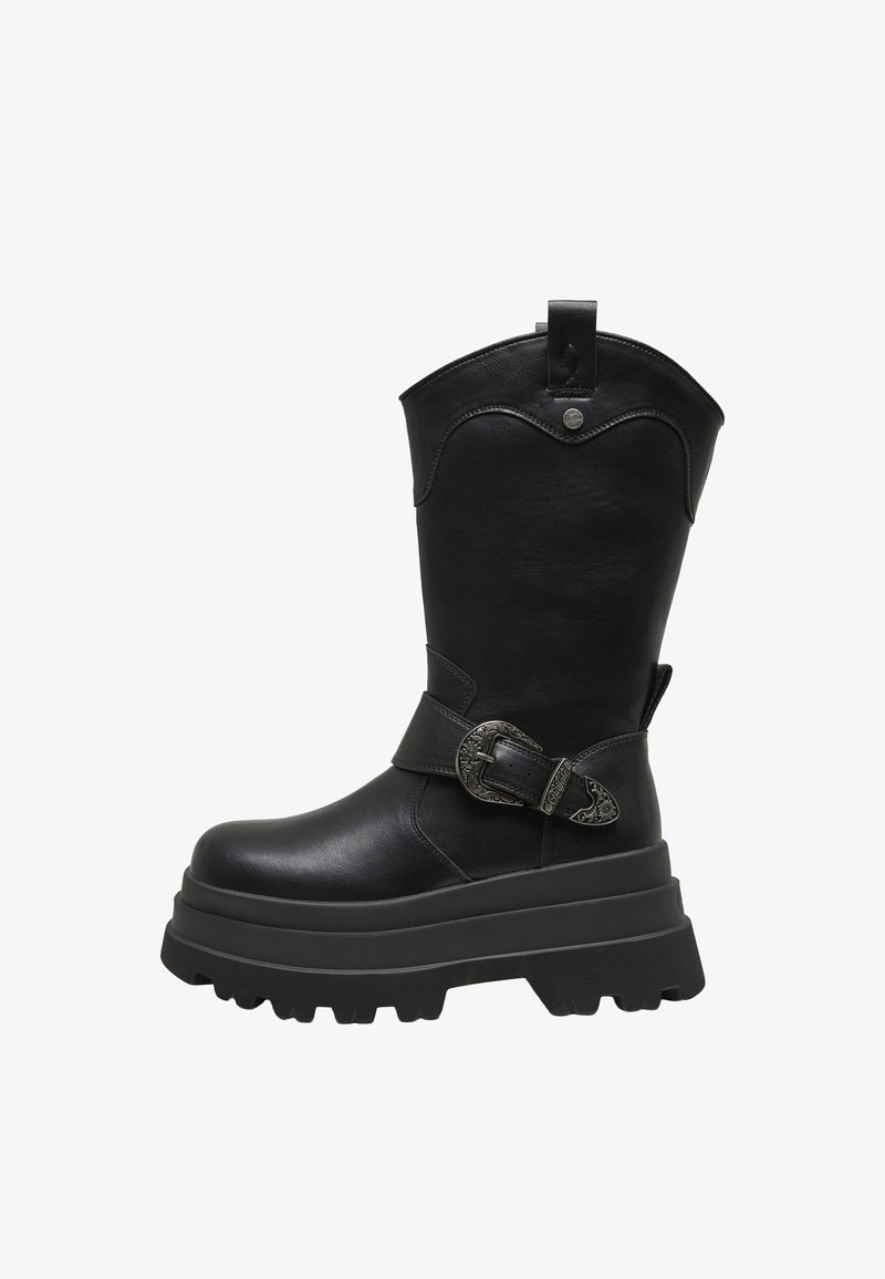 Botte mi-mollet en cuir noir avec semelle épaisse à crampons, bride décorative avec boucle argentée autour de la cheville et languette en haut.