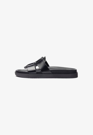 Zwarte leren slidesandalen met een platte zool, voorzien van brede, overlappende banden en een textuurinlegzool voor comfort.