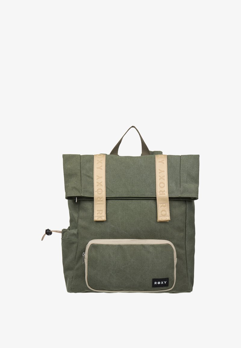 Mochila de lona verde con correas beige, bolsillo frontal con cremallera, bolsillo lateral y etiqueta de la marca ROXY en el bolsillo delantero.