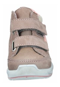 Brauner Wildleder-Sneaker mit pinken Akzenten, zwei Klettverschlüssen, Gummisohle, gesteppter Verzierung und Mesh-Einsätzen für Atmungsaktivität.