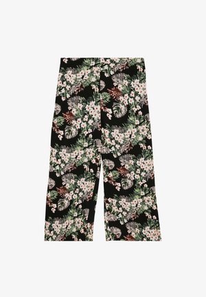 Czarne spodnie w stylu wide-leg z kwiecistym wzorem w białe i różowe kwiaty, zielone liście i brązowe akcenty. Gładki materiał, casualowy design.