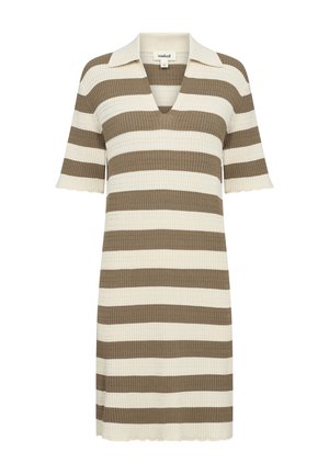 Rochie tricotată în dungi, de culoare verde măsliniu și crem, cu guler polo, decolteu în V și mâneci scurte cu margini ondulate. Design de lungime medie.