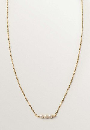 Collar de cadena de oro con tres pequeñas perlas blancas ensartadas horizontalmente en el centro sobre un fondo liso y claro.