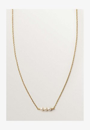Collar de cadena de oro con tres pequeñas perlas blancas ensartadas horizontalmente en el centro sobre un fondo liso y claro.