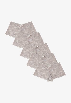 Shorties en dentelle de couleur taupe doux, avec un motif floral, des bords festonnés et des nœuds décoratifs à la taille. Ensemble de cinq pièces.