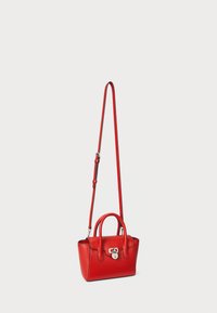 Borsa a mano in pelle rossa con finitura testurizzata, doppio manico corto, tracolla regolabile e dettagli in metallo argentato con lucchetto.
