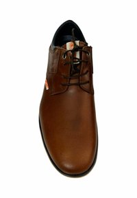 Zapato de cuero marrón con textura suave, punta redondeada y suela negra contrastante. Presenta cordones y un diseño perforado en la parte superior.