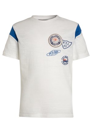 Weißes T-Shirt mit kurzen Ärmeln, blauen Schulterflicken und vier blau-orangen Patches mit Benzin-Motiv auf der Brust.