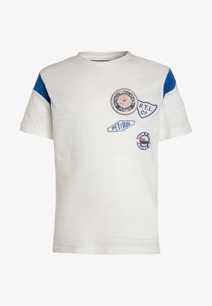 T-shirt blanc à manches courtes avec des patchs bleus aux épaules et quatre patchs bleu et orange sur le thème de l'essence sur la poitrine.