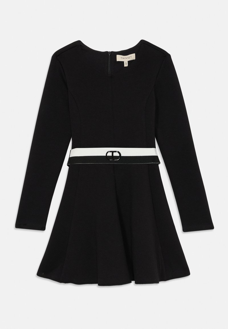 Rochie lungă neagră cu mânecă lungă, cu un corp ajustat și fustă evazată. Dispune de o curea albă cu o cataramă circulară neagră. Închidere cu fermoar la spate.