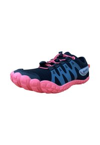 Zapatillas deportivas negras y azules con suela y cordones rosas. Material de malla, diseño flexible y patrón estructurado en los costados para transpirabilidad.