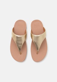 Gullmetalliske flip-flop sandaler med en thong-design, med en jevn overdel, polstret beige såle og teksturert yttersåle.