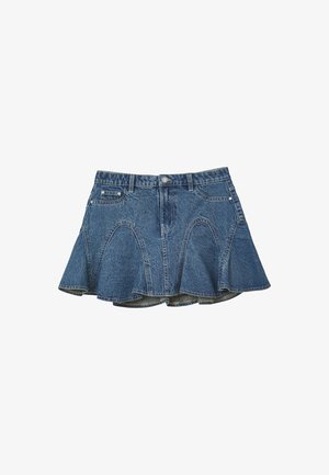 Mini-jupe évasée courte en denim bleu avec poches avant, passants pour ceinture et fermeture par boutons.