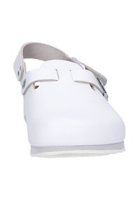 Weiße Kunststoff-Clogs mit geschlossener Zehe, verstellbarem Riemen und Ausschnitten zur Belüftung. Strukturierte Oberfläche, glatte Kanten und flache Sohle.