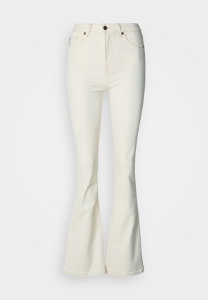 Jeans acampanados blancos hechos de mezclilla, con cierre de botones, cinco bolsillos y una textura suave. El diseño incluye una ligera elasticidad.